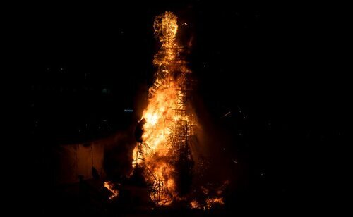 Estructura de madera quemándose en las Fallas