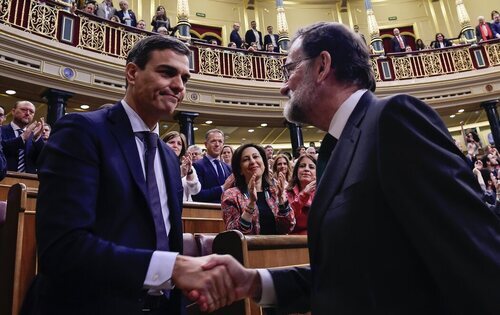 Saludo entre Pedro Sánchez y Mariano Rajoy tras prosperar la moción de censura de los socialistas contra el presidente del Gobierno en 2017
