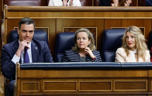 El presidente del Gobierno, Pedro Sánchez, y las vicepresidentas, Nadia Calviño y Yolanda Díaz, en el Congreso durante la segunda jornada de la moción de c