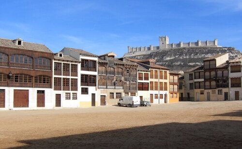 Plaza de Peñafiel (Valladolid) con castillo de fondo