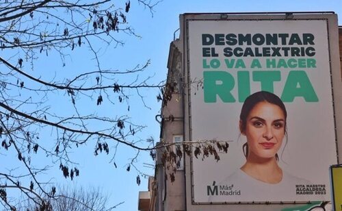 Cartel electoral de Más Madrid en la avenida de la Albufera