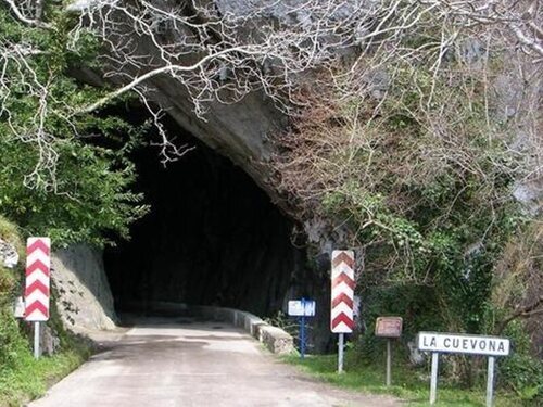 Entrada del pueblo con el cartel 