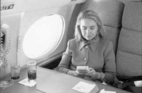 Hillary Clinton jugando a la Game Boy en un vuelo privado (