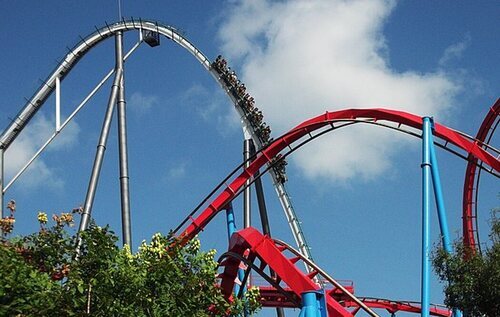 Perspectiva de dos de las atracciones más emblemáticas del parque: Drago Khan (rojo) y Shambala (blanco)