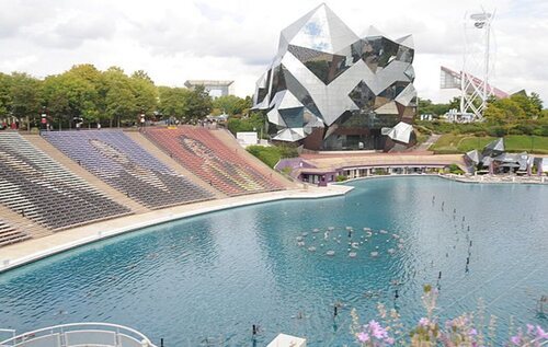 El lago del parque es una de las zonas más atractivas