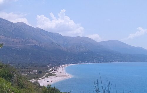 Vistas de la playa de Borsh desde Queparo, pueblo vecino