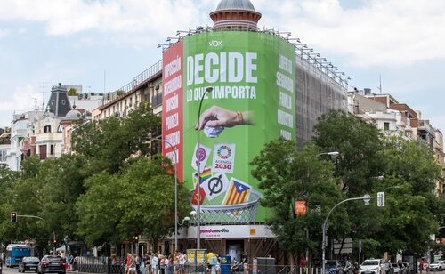 Cartel de VOX en Madrid donde arroja las banderas LGTBI o feminista a una papelera
