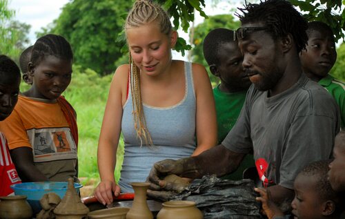 Una joven voluntaria en África