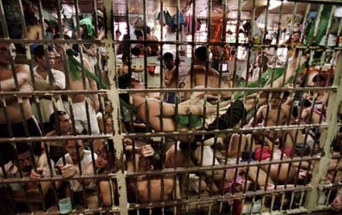 Presos en una celda de la cárcel de Koh Phangan, en Tailandia