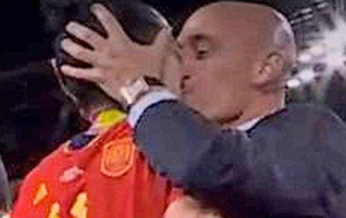 Luis Rubiales besando en los labios sin consentimiento a la jugadora Jennifer Hermoso tras la victoria de la Selección Femenina de Fútbol Española en el Mu
