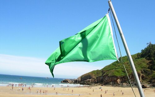 Bandera verde en la playa