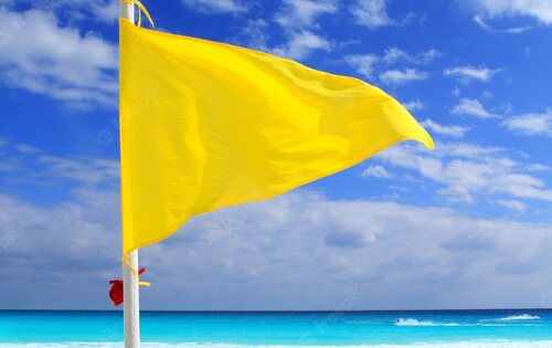 Bandera amarilla en la playa