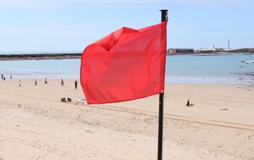 Bandera roja en la playa