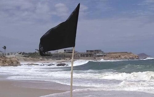Bandera negra en la playa