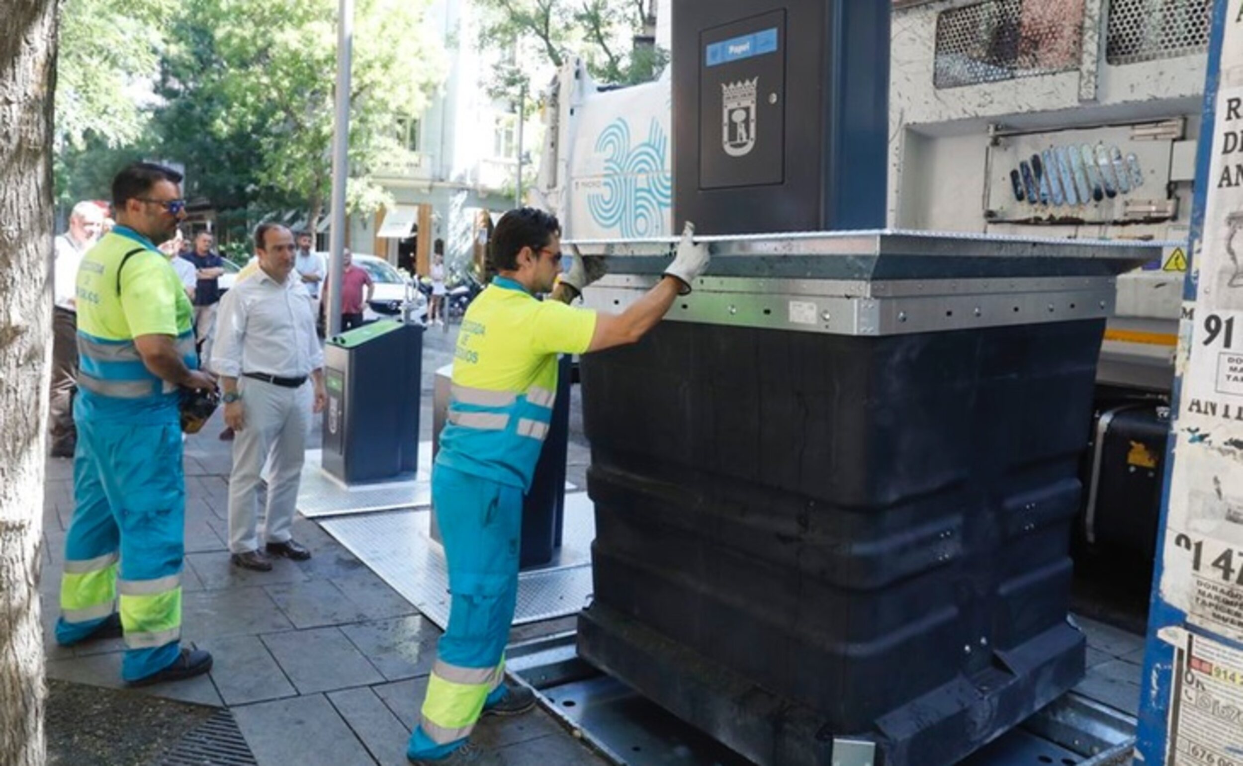 Almeida instala contenedores de lujo en barrios ricos de Madrid ...