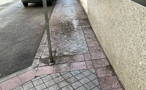 Una acera en Carabanchel