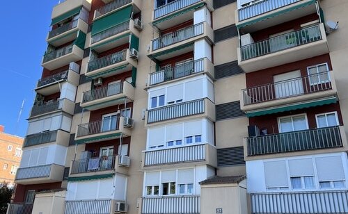 Edificio de viviendas frente a un cantón de basuras