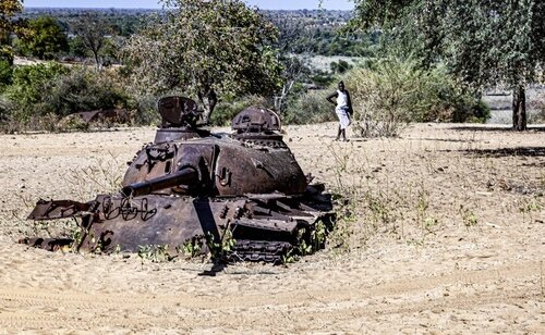 Tanques de guerra abandonados en Angola
