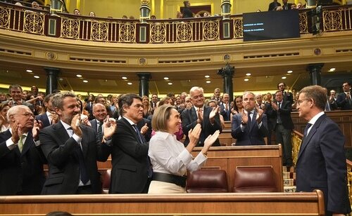 El presidente del PP, Alberto Núñez Feijóo, recibido por la bancada de su partido tras su discurso de investidura