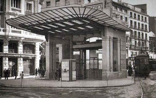 Estación de Metro de Gran Vía de Madrid, cuando se llamaba José Antonio, en lo años 50 con el templete de Antonio Palacios