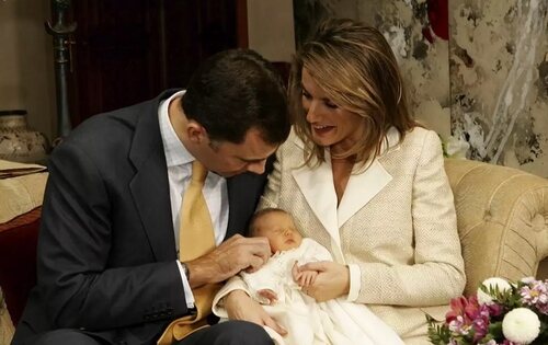 Don Felipe y Doña Letizia presentan a Leonor ante los medios en 2005