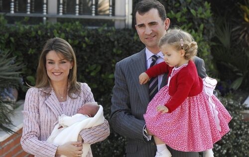 Don Felipe y doña Letizia, con Leonor, presentan a la infanta Sofía tras su nacimiento