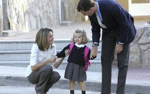 Don Felipe y doña Letizia llevan acompañan a Leonor en su primer día de colegio