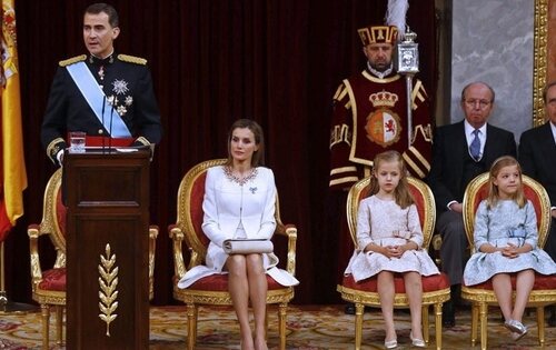 Primer discurso de Felipe VI tras ser proclamado rey, junto a la reina Letizia, la princesa Leonor y la infanta Sofía