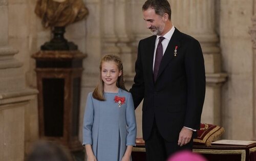 Felipe VI le impone el Toisón de Oro a la princesa Leonor