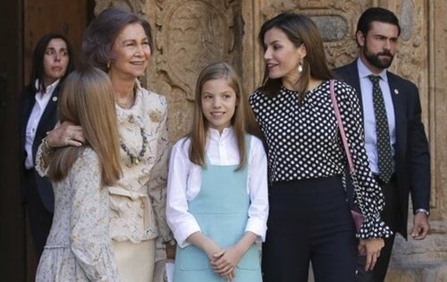 Las reinas doña Sofía y doña Letizia, junto a la princesa Leonor y la infanta Sofía, en la Misa de Pascua de 2018