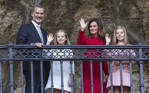 Los reyes Felipe VI y doña Letizia, la princesa Leonor y la infanta Sofía saludan desde la Santa Cueva de Covadonga (Asturias)
