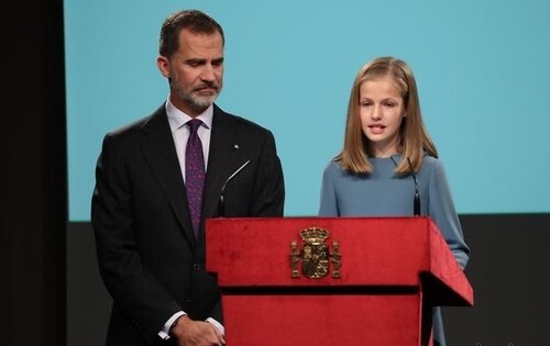 La princesa Leonor, junto a su padre, el rey Felipe VI, lee el primer artículo de la Constitución en el día de su 13 cumpleaños