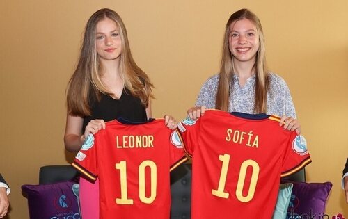 La princesa Leonor y la infanta Sofía con camisetas con su nombre de la selección española de fútbol femenino en su primer viaje oficial al extranjero