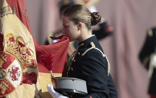 La princesa Leonor jura la bandera de España