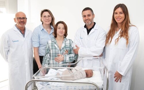 El bebé y sus dos madres, con el equipo de la Clínica Juaneda de Palma