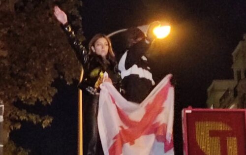 La falangista Isabel Peralta haciendo el saludo nazi en las protestas ante la sede de PSOE en Ferraz (Madrid)