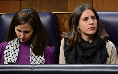 Ione Belarra e Irene Montero en el Congreso durante la primera sesión del debate de investidura de Pedro Sánchez