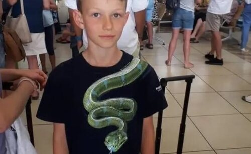 Stevie Lucas, con la camiseta prohibida en el aeropuerto