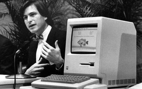 Steve Jobs junto al primer Macintosh de Apple