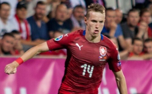 Jakub Jankto en mitad de un partido de fútbol