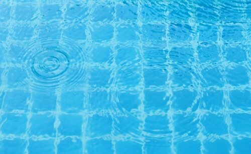 Se establecen limitaciones al consumo de agua, por ejemplo, por uso de piscinas o lavar el coche