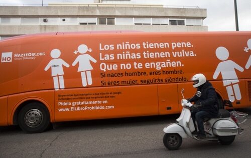 El autobús de HazteOír con su criticado eslogan