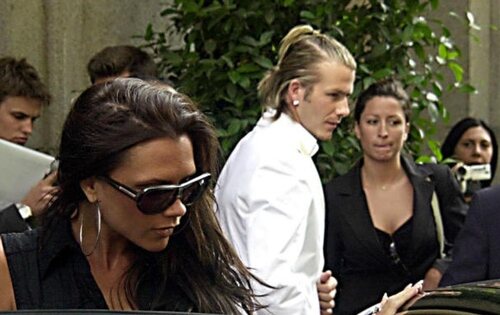 Victoria y David Beckham, junto a Rebecca Loos, en 2003