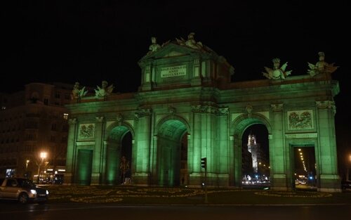 La Puerta de Alcalá teñida de verde por 