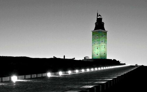La Torre de Hércules (A Coruña) iluminada de verde