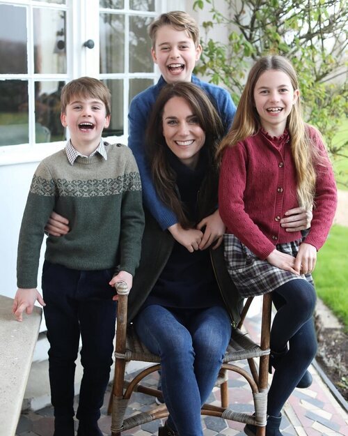 Imagen manipulada de Kate Middleton junto a sus hijos por el Día de la Madre