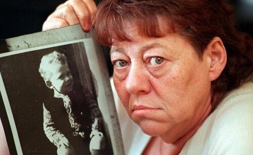 June Richardson, madre de Martin Brown, sostiene una fotografía de su hijo, asesinado por Mary Bell