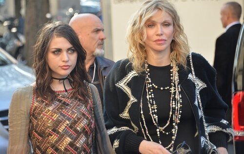 Courtney Love junto a su hija en la 