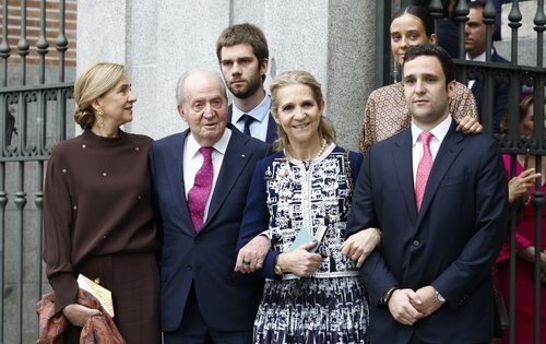 La infanta Cristina, el emérito rey Juan Carlos,  Juan Urdangarin, la infanta Elena, Victoria Federica y Froilán en la boda de José Luis Martínez-Almeida y