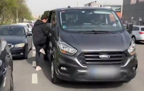 Froilán entrando en una furgoneta tras abandonar un after, en Leganés